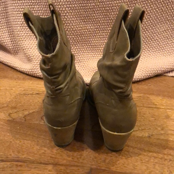 Boots - Picture 3 of 4